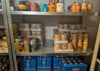 Zu Besuch bei VinziRast (Notschlafstelle & CortiHaus), Lebensmittellager mit haltbaren Produkten von Die Tafel Österreich