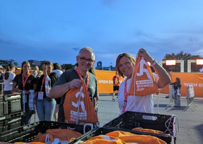 Wien Energie Business Run: Ehrenamtliche bei der Goodie-Bag-Ausgabe