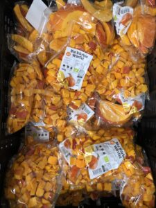 Kürbis in fertigen Würfeln