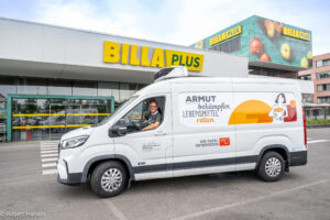 Tafel-Fahrzeug vor einer Billa Plus-Filiale