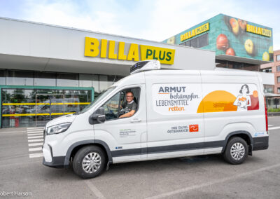 Tafel-Fahrzeug vor einer Billa Plus-Filiale