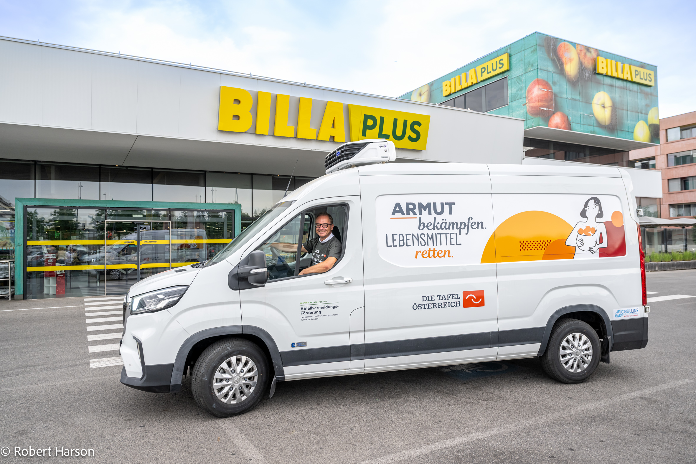 Tafel-Fahrzeug vor einer Billa Plus-Filiale