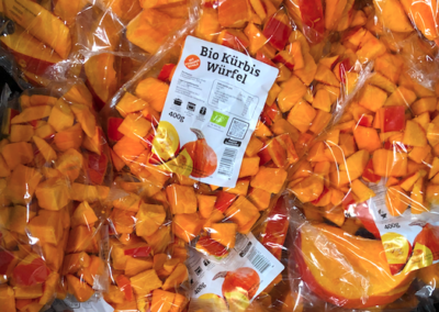 Kürbis in fertigen Würfeln
