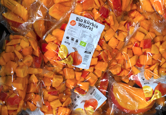 Naturfrucht Kuerbis Kürbis in fertigen Würfeln